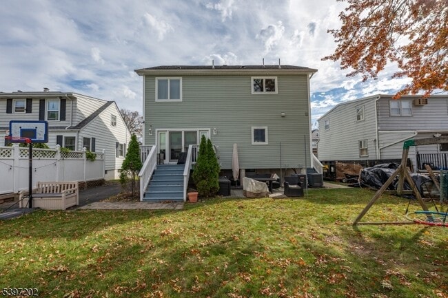 Building Photo - 27 Evergreen Ave