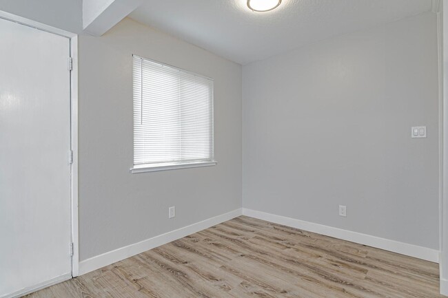 Building Photo - Fully Updated 2 Bedroom 1 Bath Condo