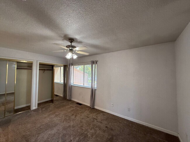 Building Photo - 2-bedroom condo near shopping, restaurants...