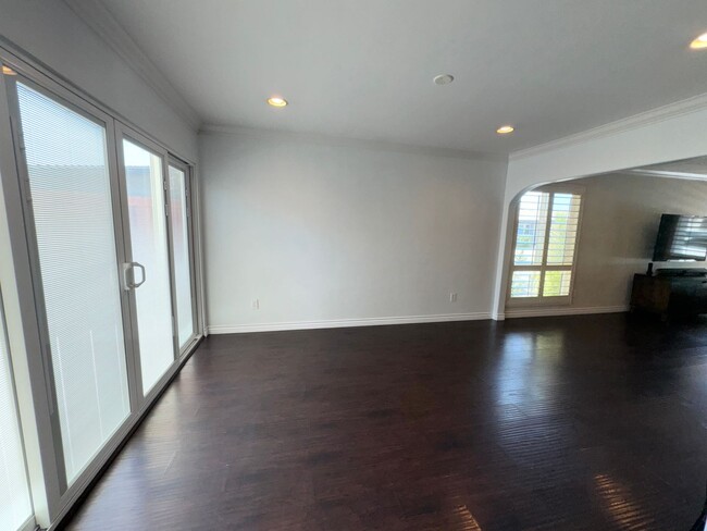 Building Photo - Beautifully Updated 3 Bedroom, 2 bath Rola...