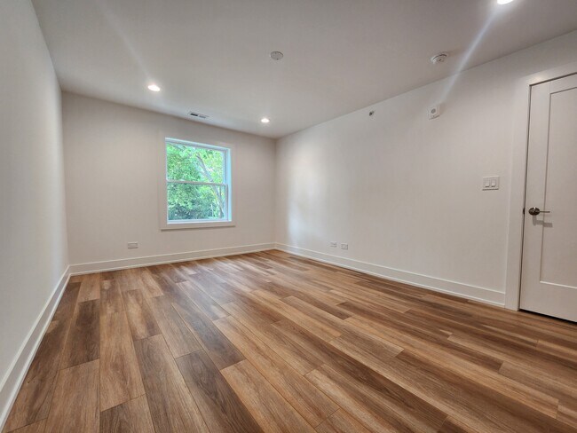 Building Photo - 915 Shorewood