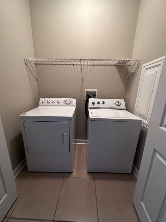 Building Photo - Eagle Landing - End Unit