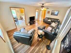 Building Photo - 3 Bedroom Apartment in Home VT Available 8/1!