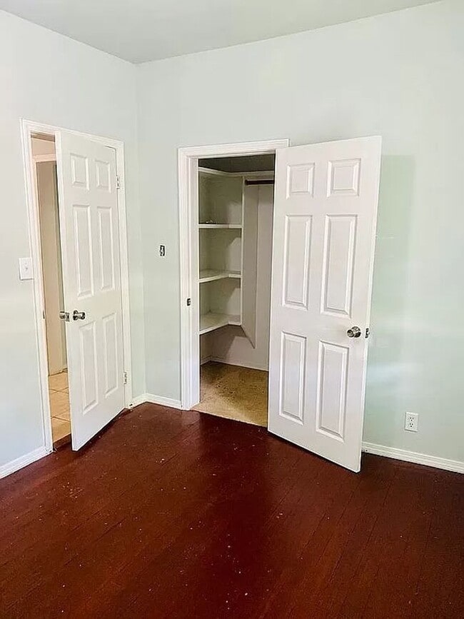 Building Photo - 4 bed 2 bath house for rent!