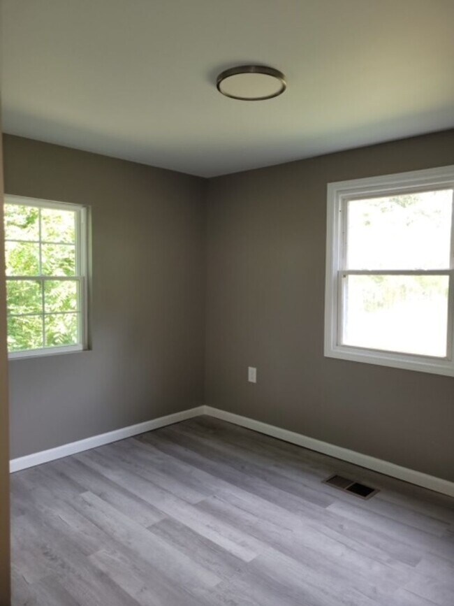 Building Photo - Renovated 3 Bedroom 2 Bath Home on 1 Acre for Rent!