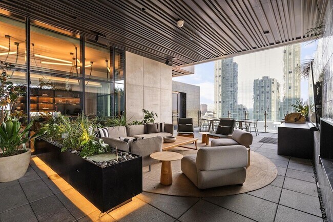 Building Photo - 610 Davis St