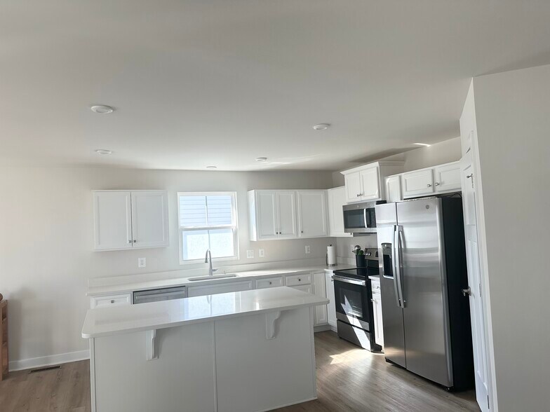 Building Photo - 7120 Iron Gall Ln