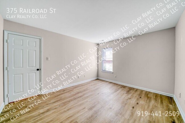 Building Photo - 375 Railroad St