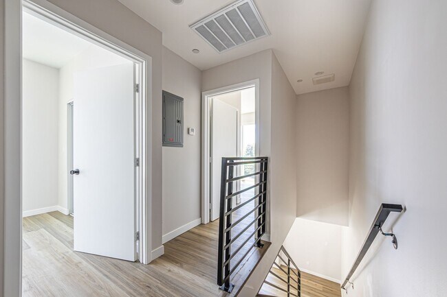 Building Photo - Sleek and spacious 4-bedroom, 4.5-bathroom...