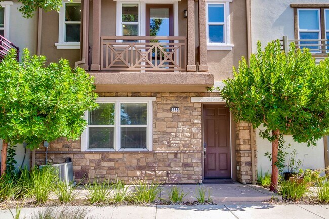 Building Photo - Excellent 4 Bed 2.5 Bath Town Home!