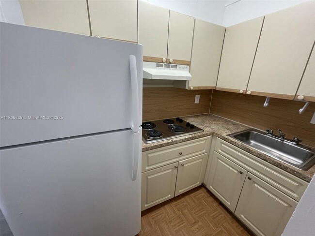 Building Photo - 3409 S Le Jeune Rd
