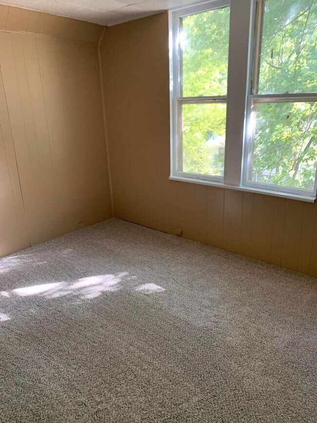 Building Photo - Remodeled 4 bedroom/1bathroom Home