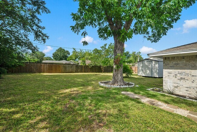 Building Photo - 5514 Chantilly Ln