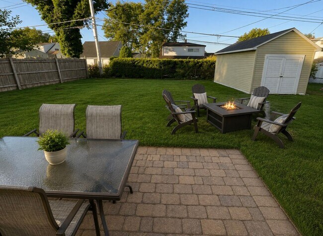 Building Photo - Welcome to this 4 bedroom 2 bath home in the Crabtree section of Levittown.