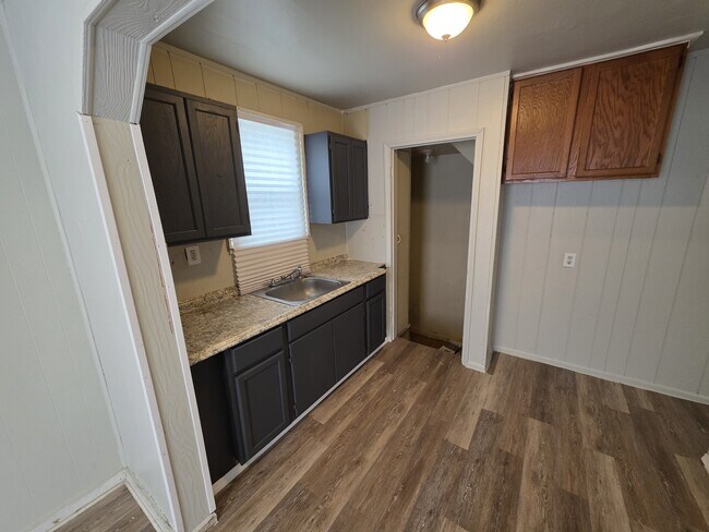 Building Photo - 8461 Plainview Ave