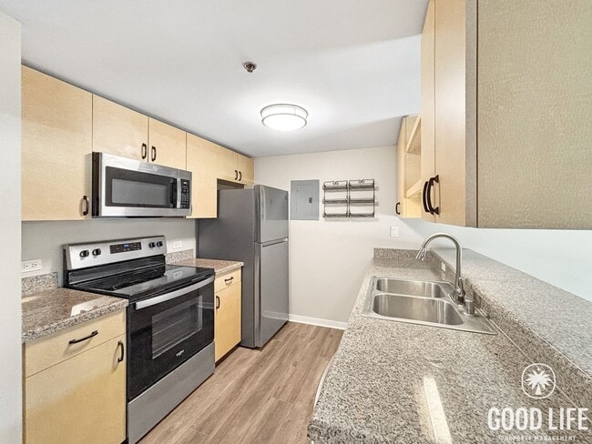 Building Photo - Charming 2BD/1BA Condo in Downtown W/ A/C, W/D, Community Pool, Spa, & Gym!