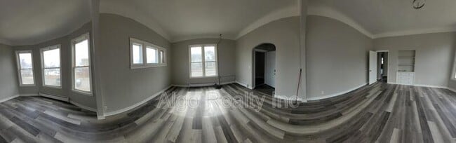 Building Photo - 133 Winifred St W