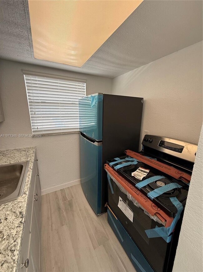 Building Photo - 1629 NW N River Dr