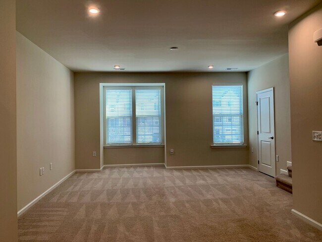 Building Photo - Amazing 3 Bedroom Townhome in North East R...