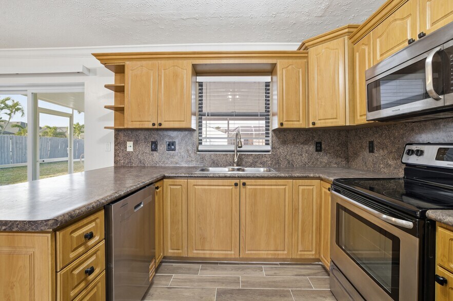 Building Photo - 1145 SW 44th Ter