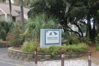 Building Photo - Two Bedroom Condo Steps to Coligny Beach