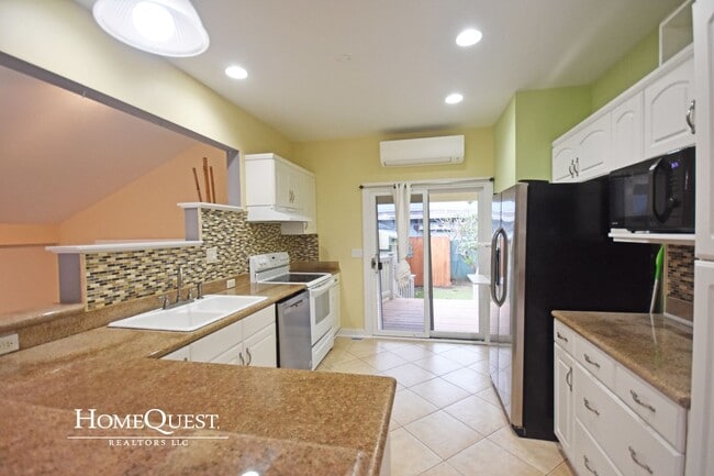 Building Photo - Live in Kailua Town!  Pet Friendly 3/2 wit...