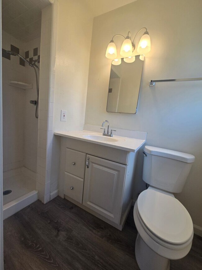 Building Photo - 3 BR 2 BA Available Now