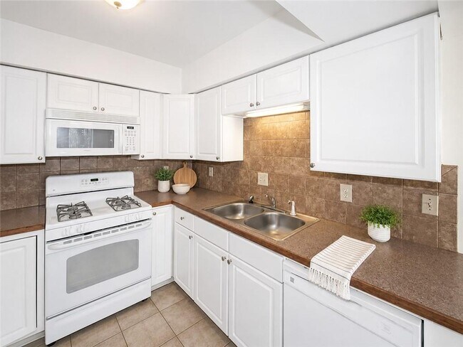 Building Photo - 6447 River Park Dr