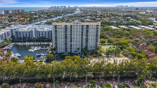 Building Photo - 3200 Port Royale Dr N