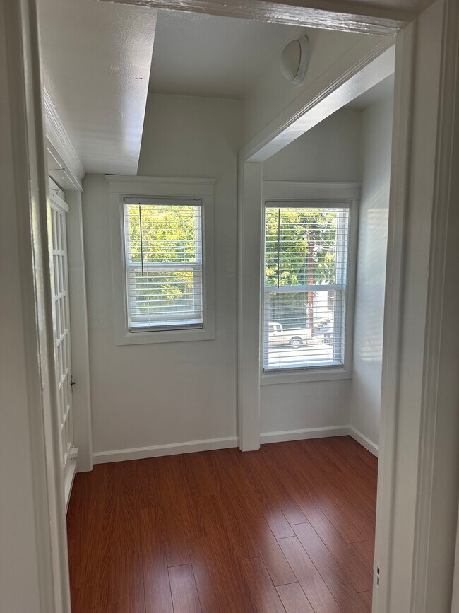 Building Photo - 5740 Franklin Ave