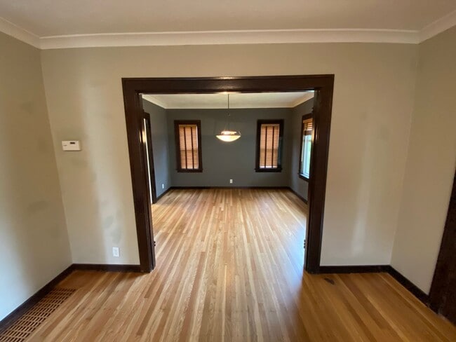 Building Photo - Arbor Lodge Bungalow!