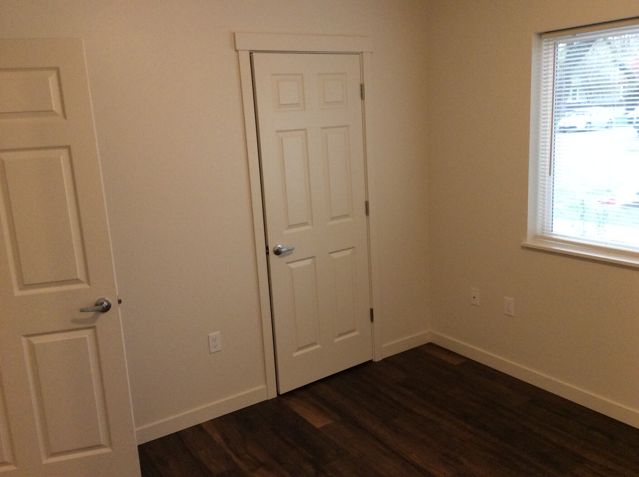 Building Photo - 909 W 4th Ave