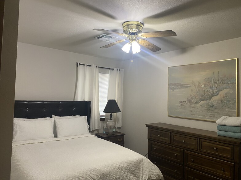 Master’s bedroom furnished - 412 N Oakwood Rd