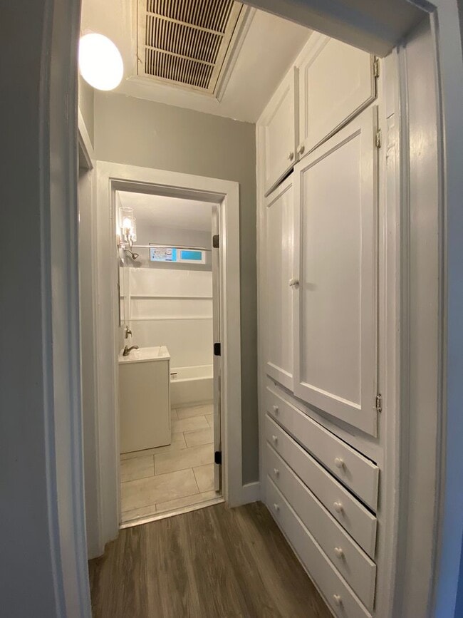 Building Photo - Follow the yellow brick to this Remodeled 2 BD 1 BA House in NE Bakersfield