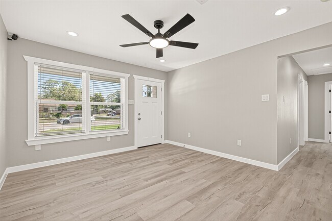 Building Photo - 10531 Royal Oaks Dr