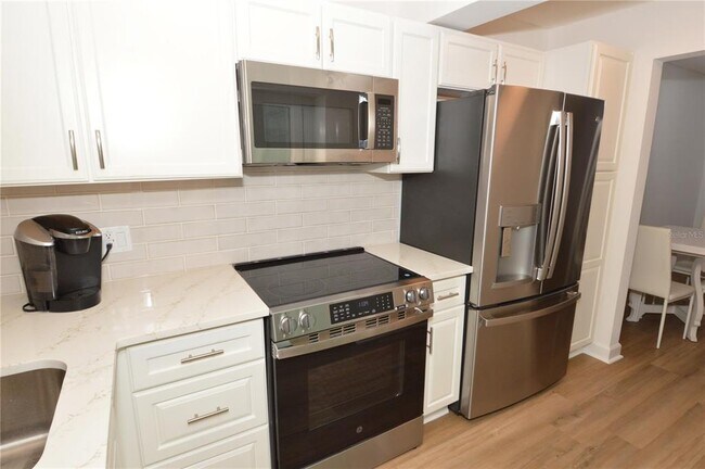 Building Photo - 4700 Cove Cir