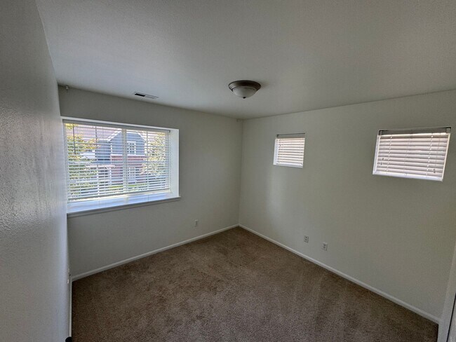 Building Photo - Gorgeous 3 bedroom 3 bathroom home in Mill Creek AVAILABLE NOW