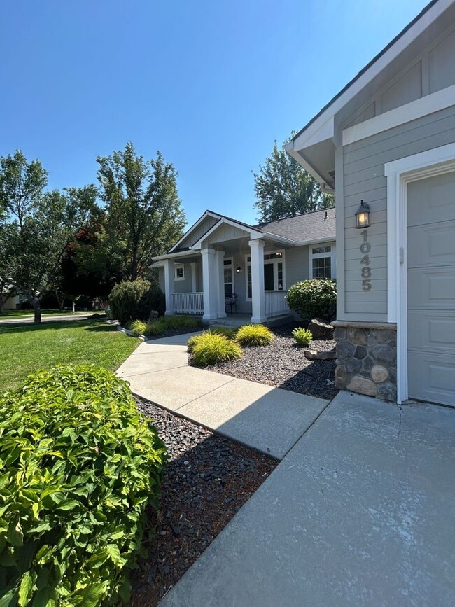 Building Photo - Impressive Home w/ 6 Bedrooms, Full Finish...