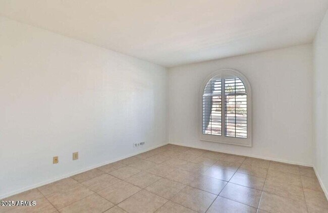 Building Photo - 10421 E Silvertree Dr