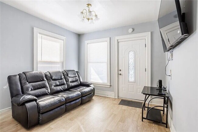 Building Photo - Spacious 2-Bedroom Apartment on Fulton