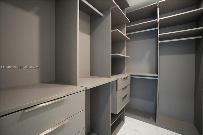 Building Photo - 700 NE 26th Terrace