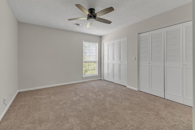 Building Photo - Brentwood/Crieve Hall end unit Condo -avai...