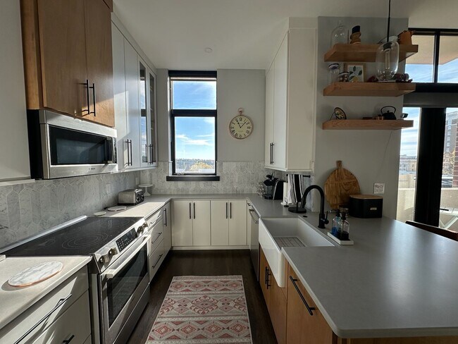 Building Photo - Beautiful 1 Bedroom 1.5 Bath Condo in down...