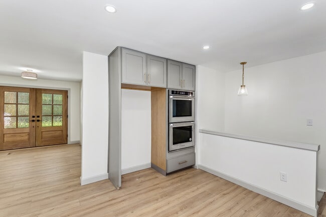 Building Photo - 2243 N Lynnwood Dr