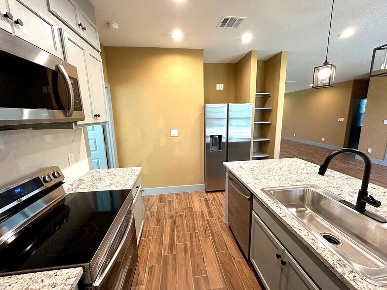 Building Photo - Room in Duplex on N Shore Dr