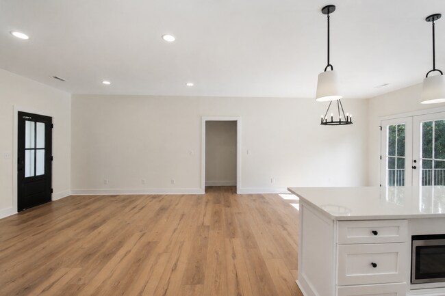 Building Photo - 511 Creekview Ln