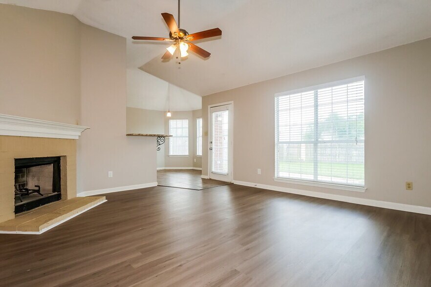Building Photo - 3840 Clarion Dr
