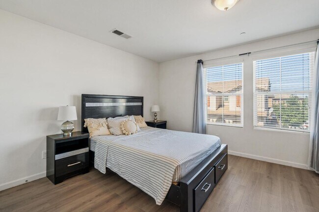 Building Photo - Newly Built 4/2.5 in Northwest Fresno Gate...