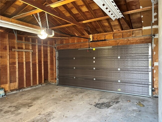 Building Photo - 1289 Creek St