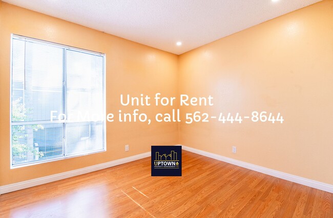 Building Photo - Townhome - 3 Bedrooms-2 Baths - Santa Ana